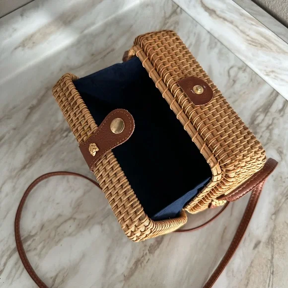 Stylish Tan Woven Crossbody Bag - Picture 3 of 3